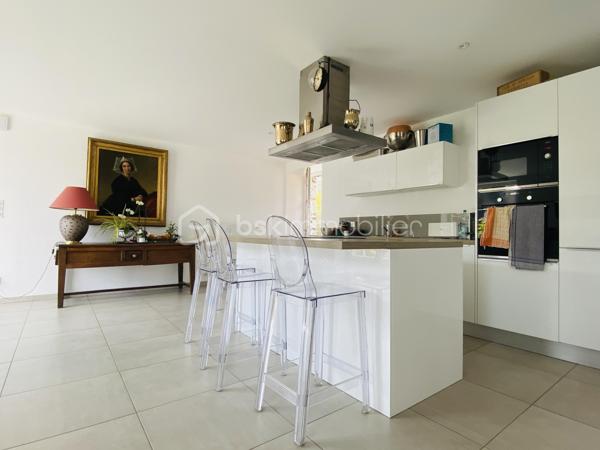 Située en plein cœur de Plouër-sur-Rance, cette ravissante longère de 170 m², entièrement rénovée en 2019, offre une belle lumière traversante et une agréable exposition. Implantée au calme, sur un terrain clos et arboré de plus de 1 000 m², elle bénéficie d’un environnement privilégié, à proximité du bourg, des commerces et des sentiers de promenade — idéal pour une vie de famille paisible.

- Au rez-de-chaussée, vous découvrirez une spacieuse pièce de vie de plus de 80 m² comprenant un salon-séjour lumineux et une cuisine américaine entièrement aménagée et équipée, avec buanderie et toilettes séparées.
- À l’étage, un couloir dessert cinq chambres confortables, une salle de bain, salle d’eau et des toilettes indépendantes.

La propriété dispose également d’une dépendance attenante de plus de 66 m², avec arrivées d’eau déjà en place, offrant un beau potentiel pour la création d’un logement supplémentaire à rénover.

Une propriété clé en main, il ne reste plus qu’à poser vos valises et savourer la douceur de vivre.
Je suis place, Mr CHASSIN – 06 71 83 14 47