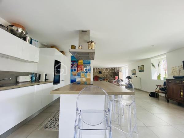 Située en plein cœur de Plouër-sur-Rance, cette ravissante longère de 170 m², entièrement rénovée en 2019, offre une belle lumière traversante et une agréable exposition. Implantée au calme, sur un terrain clos et arboré de plus de 1 000 m², elle bénéficie d’un environnement privilégié, à proximité du bourg, des commerces et des sentiers de promenade — idéal pour une vie de famille paisible.

- Au rez-de-chaussée, vous découvrirez une spacieuse pièce de vie de plus de 80 m² comprenant un salon-séjour lumineux et une cuisine américaine entièrement aménagée et équipée, avec buanderie et toilettes séparées.
- À l’étage, un couloir dessert cinq chambres confortables, une salle de bain, salle d’eau et des toilettes indépendantes.

La propriété dispose également d’une dépendance attenante de plus de 66 m², avec arrivées d’eau déjà en place, offrant un beau potentiel pour la création d’un logement supplémentaire à rénover.

Une propriété clé en main, il ne reste plus qu’à poser vos valises et savourer la douceur de vivre.
Je suis place, Mr CHASSIN – 06 71 83 14 47