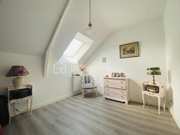 Située en plein cœur de Plouër-sur-Rance, cette ravissante longère de 170 m², entièrement rénovée en 2019, offre une belle lumière traversante et une agréable exposition. Implantée au calme, sur un terrain clos et arboré de plus de 1 000 m², elle bénéficie d’un environnement privilégié, à proximité du bourg, des commerces et des sentiers de promenade — idéal pour une vie de famille paisible.

- Au rez-de-chaussée, vous découvrirez une spacieuse pièce de vie de plus de 80 m² comprenant un salon-séjour lumineux et une cuisine américaine entièrement aménagée et équipée, avec buanderie et toilettes séparées.
- À l’étage, un couloir dessert cinq chambres confortables, une salle de bain, salle d’eau et des toilettes indépendantes.

La propriété dispose également d’une dépendance attenante de plus de 66 m², avec arrivées d’eau déjà en place, offrant un beau potentiel pour la création d’un logement supplémentaire à rénover.

Une propriété clé en main, il ne reste plus qu’à poser vos valises et savourer la douceur de vivre.
Je suis place, Mr CHASSIN – 06 71 83 14 47