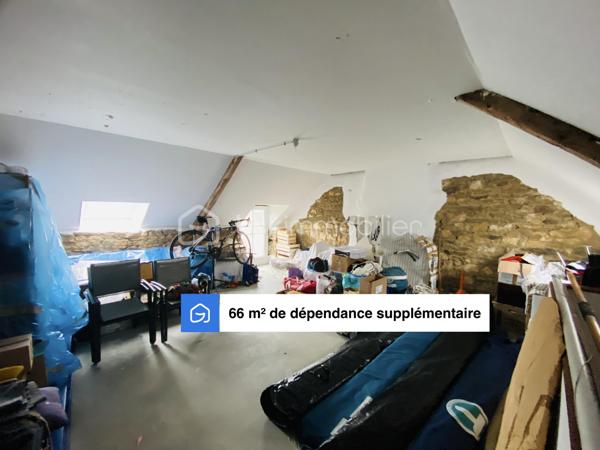 Située en plein cœur de Plouër-sur-Rance, cette ravissante longère de 170 m², entièrement rénovée en 2019, offre une belle lumière traversante et une agréable exposition. Implantée au calme, sur un terrain clos et arboré de plus de 1 000 m², elle bénéficie d’un environnement privilégié, à proximité du bourg, des commerces et des sentiers de promenade — idéal pour une vie de famille paisible.

- Au rez-de-chaussée, vous découvrirez une spacieuse pièce de vie de plus de 80 m² comprenant un salon-séjour lumineux et une cuisine américaine entièrement aménagée et équipée, avec buanderie et toilettes séparées.
- À l’étage, un couloir dessert cinq chambres confortables, une salle de bain, salle d’eau et des toilettes indépendantes.

La propriété dispose également d’une dépendance attenante de plus de 66 m², avec arrivées d’eau déjà en place, offrant un beau potentiel pour la création d’un logement supplémentaire à rénover.

Une propriété clé en main, il ne reste plus qu’à poser vos valises et savourer la douceur de vivre.
Je suis place, Mr CHASSIN – 06 71 83 14 47
