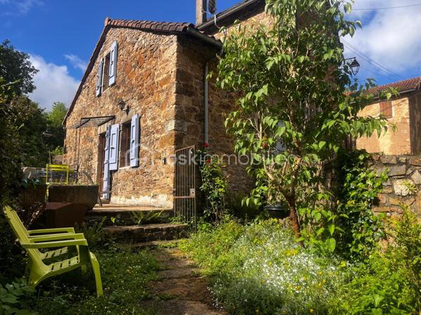 En exclusivité – Maison de caractère en pierre au cœur d’un cadre naturel authentique. 

Dans un hameau paisible de la commune du Viala-du-Tarn, proche de la vallée du Tarn,  cette charmante maison en pierre vous séduira immédiatement par son authenticité et son environnement préservé.

🏡 Prête à vivre, elle ne nécessite aucun travaux. Vous n’avez plus qu’à poser vos valises et profiter du calme environnant.

À l’extérieur, vous découvrirez un agréable jardinet avec terrasse, idéal pour vos repas en plein air et vos moments de détente. Un grand garage fermé, équipé de l’électricité et d’un point d’eau, complète ce bien, avec en plus un stationnement facile et privatif sur le coté de la maison. 

💛 Le charme de la pierre, l’absence de vis-à-vis et la tranquillité du lieu en font une maison parfaite aussi bien en résidence principale qu’en résidence secondaire.

🌿 Située à proximité de la magnifique Vallée du Tarn, elle offre un cadre de vie idéal pour les amoureux de nature : randonnées, baignades, activités de plein air… un véritable havre de paix.

🛍️ Les commerces, écoles et services sont accessibles rapidement, tout en conservant ce sentiment privilégié d’être au calme, loin de l’agitation.

🚗 Accès facile aux axes routiers pour rejoindre les villes environnantes.

📞 Visite sur demande – coup de cœur assuré pour les amateurs d’authenticité et de nature.