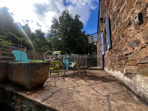 En exclusivité – Maison de caractère en pierre au cœur d’un cadre naturel authentique. 

Dans un hameau paisible de la commune du Viala-du-Tarn, proche de la vallée du Tarn,  cette charmante maison en pierre vous séduira immédiatement par son authenticité et son environnement préservé.

🏡 Prête à vivre, elle ne nécessite aucun travaux. Vous n’avez plus qu’à poser vos valises et profiter du calme environnant.

À l’extérieur, vous découvrirez un agréable jardinet avec terrasse, idéal pour vos repas en plein air et vos moments de détente. Un grand garage fermé, équipé de l’électricité et d’un point d’eau, complète ce bien, avec en plus un stationnement facile et privatif sur le coté de la maison. 

💛 Le charme de la pierre, l’absence de vis-à-vis et la tranquillité du lieu en font une maison parfaite aussi bien en résidence principale qu’en résidence secondaire.

🌿 Située à proximité de la magnifique Vallée du Tarn, elle offre un cadre de vie idéal pour les amoureux de nature : randonnées, baignades, activités de plein air… un véritable havre de paix.

🛍️ Les commerces, écoles et services sont accessibles rapidement, tout en conservant ce sentiment privilégié d’être au calme, loin de l’agitation.

🚗 Accès facile aux axes routiers pour rejoindre les villes environnantes.

📞 Visite sur demande – coup de cœur assuré pour les amateurs d’authenticité et de nature.