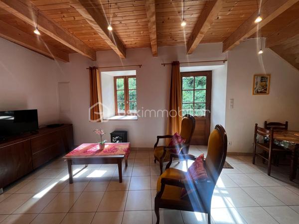 En exclusivité – Maison de caractère en pierre au cœur d’un cadre naturel authentique. 

Dans un hameau paisible de la commune du Viala-du-Tarn, proche de la vallée du Tarn,  cette charmante maison en pierre vous séduira immédiatement par son authenticité et son environnement préservé.

🏡 Prête à vivre, elle ne nécessite aucun travaux. Vous n’avez plus qu’à poser vos valises et profiter du calme environnant.

À l’extérieur, vous découvrirez un agréable jardinet avec terrasse, idéal pour vos repas en plein air et vos moments de détente. Un grand garage fermé, équipé de l’électricité et d’un point d’eau, complète ce bien, avec en plus un stationnement facile et privatif sur le coté de la maison. 

💛 Le charme de la pierre, l’absence de vis-à-vis et la tranquillité du lieu en font une maison parfaite aussi bien en résidence principale qu’en résidence secondaire.

🌿 Située à proximité de la magnifique Vallée du Tarn, elle offre un cadre de vie idéal pour les amoureux de nature : randonnées, baignades, activités de plein air… un véritable havre de paix.

🛍️ Les commerces, écoles et services sont accessibles rapidement, tout en conservant ce sentiment privilégié d’être au calme, loin de l’agitation.

🚗 Accès facile aux axes routiers pour rejoindre les villes environnantes.

📞 Visite sur demande – coup de cœur assuré pour les amateurs d’authenticité et de nature.