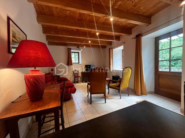 En exclusivité – Maison de caractère en pierre au cœur d’un cadre naturel authentique. 

Dans un hameau paisible de la commune du Viala-du-Tarn, proche de la vallée du Tarn,  cette charmante maison en pierre vous séduira immédiatement par son authenticité et son environnement préservé.

🏡 Prête à vivre, elle ne nécessite aucun travaux. Vous n’avez plus qu’à poser vos valises et profiter du calme environnant.

À l’extérieur, vous découvrirez un agréable jardinet avec terrasse, idéal pour vos repas en plein air et vos moments de détente. Un grand garage fermé, équipé de l’électricité et d’un point d’eau, complète ce bien, avec en plus un stationnement facile et privatif sur le coté de la maison. 

💛 Le charme de la pierre, l’absence de vis-à-vis et la tranquillité du lieu en font une maison parfaite aussi bien en résidence principale qu’en résidence secondaire.

🌿 Située à proximité de la magnifique Vallée du Tarn, elle offre un cadre de vie idéal pour les amoureux de nature : randonnées, baignades, activités de plein air… un véritable havre de paix.

🛍️ Les commerces, écoles et services sont accessibles rapidement, tout en conservant ce sentiment privilégié d’être au calme, loin de l’agitation.

🚗 Accès facile aux axes routiers pour rejoindre les villes environnantes.

📞 Visite sur demande – coup de cœur assuré pour les amateurs d’authenticité et de nature.