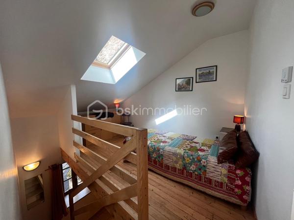 En exclusivité – Maison de caractère en pierre au cœur d’un cadre naturel authentique. 

Dans un hameau paisible de la commune du Viala-du-Tarn, proche de la vallée du Tarn,  cette charmante maison en pierre vous séduira immédiatement par son authenticité et son environnement préservé.

🏡 Prête à vivre, elle ne nécessite aucun travaux. Vous n’avez plus qu’à poser vos valises et profiter du calme environnant.

À l’extérieur, vous découvrirez un agréable jardinet avec terrasse, idéal pour vos repas en plein air et vos moments de détente. Un grand garage fermé, équipé de l’électricité et d’un point d’eau, complète ce bien, avec en plus un stationnement facile et privatif sur le coté de la maison. 

💛 Le charme de la pierre, l’absence de vis-à-vis et la tranquillité du lieu en font une maison parfaite aussi bien en résidence principale qu’en résidence secondaire.

🌿 Située à proximité de la magnifique Vallée du Tarn, elle offre un cadre de vie idéal pour les amoureux de nature : randonnées, baignades, activités de plein air… un véritable havre de paix.

🛍️ Les commerces, écoles et services sont accessibles rapidement, tout en conservant ce sentiment privilégié d’être au calme, loin de l’agitation.

🚗 Accès facile aux axes routiers pour rejoindre les villes environnantes.

📞 Visite sur demande – coup de cœur assuré pour les amateurs d’authenticité et de nature.