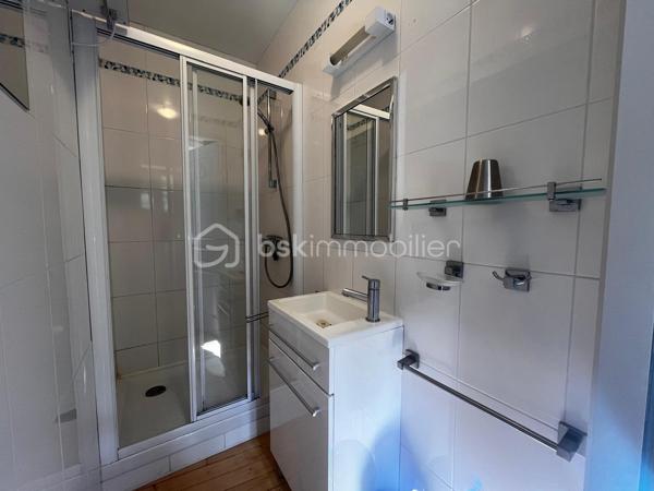 En exclusivité – Maison de caractère en pierre au cœur d’un cadre naturel authentique. 

Dans un hameau paisible de la commune du Viala-du-Tarn, proche de la vallée du Tarn,  cette charmante maison en pierre vous séduira immédiatement par son authenticité et son environnement préservé.

🏡 Prête à vivre, elle ne nécessite aucun travaux. Vous n’avez plus qu’à poser vos valises et profiter du calme environnant.

À l’extérieur, vous découvrirez un agréable jardinet avec terrasse, idéal pour vos repas en plein air et vos moments de détente. Un grand garage fermé, équipé de l’électricité et d’un point d’eau, complète ce bien, avec en plus un stationnement facile et privatif sur le coté de la maison. 

💛 Le charme de la pierre, l’absence de vis-à-vis et la tranquillité du lieu en font une maison parfaite aussi bien en résidence principale qu’en résidence secondaire.

🌿 Située à proximité de la magnifique Vallée du Tarn, elle offre un cadre de vie idéal pour les amoureux de nature : randonnées, baignades, activités de plein air… un véritable havre de paix.

🛍️ Les commerces, écoles et services sont accessibles rapidement, tout en conservant ce sentiment privilégié d’être au calme, loin de l’agitation.

🚗 Accès facile aux axes routiers pour rejoindre les villes environnantes.

📞 Visite sur demande – coup de cœur assuré pour les amateurs d’authenticité et de nature.