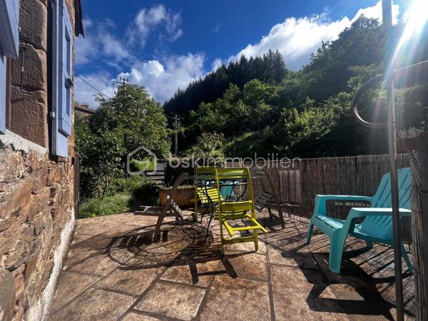 En exclusivité – Maison de caractère en pierre au cœur d’un cadre naturel authentique. 

Dans un hameau paisible de la commune du Viala-du-Tarn, proche de la vallée du Tarn,  cette charmante maison en pierre vous séduira immédiatement par son authenticité et son environnement préservé.

🏡 Prête à vivre, elle ne nécessite aucun travaux. Vous n’avez plus qu’à poser vos valises et profiter du calme environnant.

À l’extérieur, vous découvrirez un agréable jardinet avec terrasse, idéal pour vos repas en plein air et vos moments de détente. Un grand garage fermé, équipé de l’électricité et d’un point d’eau, complète ce bien, avec en plus un stationnement facile et privatif sur le coté de la maison. 

💛 Le charme de la pierre, l’absence de vis-à-vis et la tranquillité du lieu en font une maison parfaite aussi bien en résidence principale qu’en résidence secondaire.

🌿 Située à proximité de la magnifique Vallée du Tarn, elle offre un cadre de vie idéal pour les amoureux de nature : randonnées, baignades, activités de plein air… un véritable havre de paix.

🛍️ Les commerces, écoles et services sont accessibles rapidement, tout en conservant ce sentiment privilégié d’être au calme, loin de l’agitation.

🚗 Accès facile aux axes routiers pour rejoindre les villes environnantes.

📞 Visite sur demande – coup de cœur assuré pour les amateurs d’authenticité et de nature.