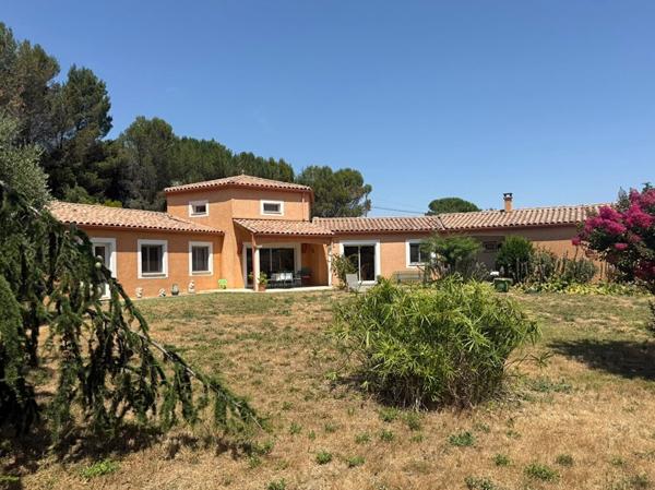 LIMOUX Maison de plain pied avec plafond cathédrale vue dégagée garage cave et terrain de près de 2400 m²