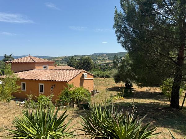 LIMOUX Maison de plain pied avec plafond cathédrale vue dégagée garage cave et terrain de près de 2400 m²