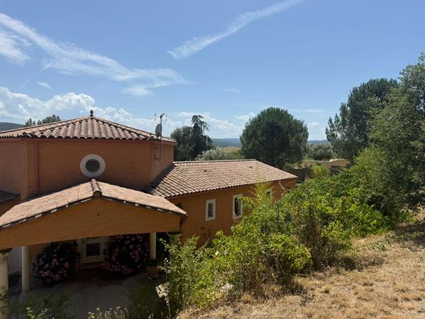 LIMOUX Maison de plain pied avec plafond cathédrale vue dégagée garage cave et terrain de près de 2400 m²