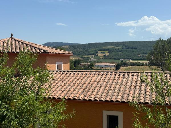 LIMOUX Maison de plain pied avec plafond cathédrale vue dégagée garage cave et terrain de près de 2400 m²