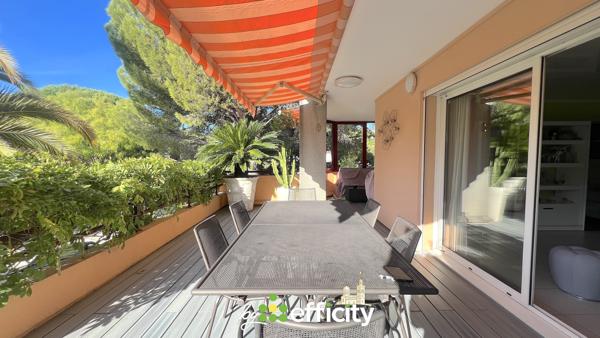 Appartement
         3 pièces
        - 76 m² Bien prestige 450 000 € *