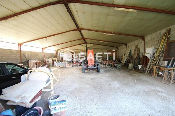 Bâtisse avec 2 habitations - 3 hangars – Dépendances
