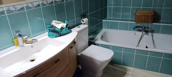 Pézenas (34120) 7 minutes de Pézenas. Superbe maison rénovée avec très grand garage et grand patio.