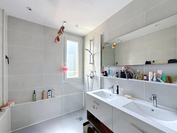 Appartement
         4 pièces
        - 80 m² 239 900 € *