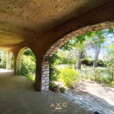 UZES - VILLA  - T9 - 242 M2 - PISCINABLE - GRAND GARAGE - JARDIN 1655 M2 - 620 000