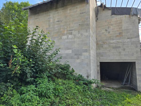 Maison indépendante à réhabilité avec garage et jardinet