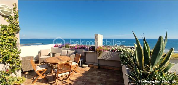 EXCLUSIVITE - EMPLACEMENT EXCEPTIONNEL A CARNON PLAGE PREMIERE LIGNE - Contactez moi rapidement pour visiter ce véritable havre de paix situé EN FRONT DE MER agrémenté d'un TOIT TERRASSE avec VUE PANORAMIQUE sur la mer.
FF3 d'environ 47m2 ( surface au sol 70m2)  entièrement REFAIT A NEUF et VENDU CLE EN MAIN, meublé, il est composé d'une cuisine ouverte aménagée et équipée, une salle à manger, un double salon, une chambre, une salle de douche, des WC indépendants et l'atout en plus pour un confort optimal : un GARAGE FERME en sous-sol.
Le DOUBLE SALON permet de profiter d'un espace confortable pour l'utilisation d'une DEUXIEME CHAMBRE.
L'appartement est au second et DERNIER ETAGE d'une petite copropriété familiale bien entretenue et sécurisée avec accès direct sur la PLAGE DE CARNON EST. Lumineux et calme il ne vous reste qu'à poser vos valises et profiter de la plage et de la vue incroyable du TOIT TERRASSE d'environ 23m2 accessible par un escalier intérieur avec vue panoramique sur le littoral ainsi que l'arrière pays.
Un bien rare et exceptionnel sur une des plus belles plages de Carnon.
Concernant le DPE: La pose d'une climatisation réversible améliorera nettement le DPE (C) ainsi que l'installation d'un chauffe-eau thermodynamique dernière génération (B).