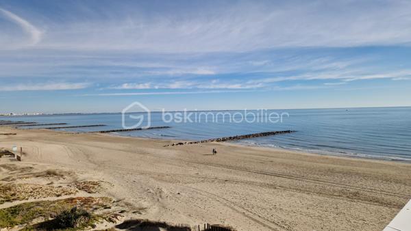 EXCLUSIVITE - EMPLACEMENT EXCEPTIONNEL A CARNON PLAGE PREMIERE LIGNE - Contactez moi rapidement pour visiter ce véritable havre de paix situé EN FRONT DE MER agrémenté d'un TOIT TERRASSE avec VUE PANORAMIQUE sur la mer.
FF3 d'environ 47m2 ( surface au sol 70m2)  entièrement REFAIT A NEUF et VENDU CLE EN MAIN, meublé, il est composé d'une cuisine ouverte aménagée et équipée, une salle à manger, un double salon, une chambre, une salle de douche, des WC indépendants et l'atout en plus pour un confort optimal : un GARAGE FERME en sous-sol.
Le DOUBLE SALON permet de profiter d'un espace confortable pour l'utilisation d'une DEUXIEME CHAMBRE.
L'appartement est au second et DERNIER ETAGE d'une petite copropriété familiale bien entretenue et sécurisée avec accès direct sur la PLAGE DE CARNON EST. Lumineux et calme il ne vous reste qu'à poser vos valises et profiter de la plage et de la vue incroyable du TOIT TERRASSE d'environ 23m2 accessible par un escalier intérieur avec vue panoramique sur le littoral ainsi que l'arrière pays.
Un bien rare et exceptionnel sur une des plus belles plages de Carnon.
Concernant le DPE: La pose d'une climatisation réversible améliorera nettement le DPE (C) ainsi que l'installation d'un chauffe-eau thermodynamique dernière génération (B).