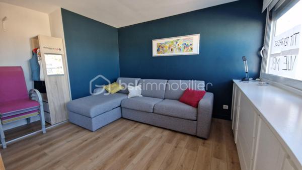 EXCLUSIVITE - EMPLACEMENT EXCEPTIONNEL A CARNON PLAGE PREMIERE LIGNE - Contactez moi rapidement pour visiter ce véritable havre de paix situé EN FRONT DE MER agrémenté d'un TOIT TERRASSE avec VUE PANORAMIQUE sur la mer.
FF3 d'environ 47m2 ( surface au sol 70m2)  entièrement REFAIT A NEUF et VENDU CLE EN MAIN, meublé, il est composé d'une cuisine ouverte aménagée et équipée, une salle à manger, un double salon, une chambre, une salle de douche, des WC indépendants et l'atout en plus pour un confort optimal : un GARAGE FERME en sous-sol.
Le DOUBLE SALON permet de profiter d'un espace confortable pour l'utilisation d'une DEUXIEME CHAMBRE.
L'appartement est au second et DERNIER ETAGE d'une petite copropriété familiale bien entretenue et sécurisée avec accès direct sur la PLAGE DE CARNON EST. Lumineux et calme il ne vous reste qu'à poser vos valises et profiter de la plage et de la vue incroyable du TOIT TERRASSE d'environ 23m2 accessible par un escalier intérieur avec vue panoramique sur le littoral ainsi que l'arrière pays.
Un bien rare et exceptionnel sur une des plus belles plages de Carnon.
Concernant le DPE: La pose d'une climatisation réversible améliorera nettement le DPE (C) ainsi que l'installation d'un chauffe-eau thermodynamique dernière génération (B).