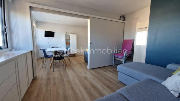 EXCLUSIVITE - EMPLACEMENT EXCEPTIONNEL A CARNON PLAGE PREMIERE LIGNE - Contactez moi rapidement pour visiter ce véritable havre de paix situé EN FRONT DE MER agrémenté d'un TOIT TERRASSE avec VUE PANORAMIQUE sur la mer.
FF3 d'environ 47m2 ( surface au sol 70m2)  entièrement REFAIT A NEUF et VENDU CLE EN MAIN, meublé, il est composé d'une cuisine ouverte aménagée et équipée, une salle à manger, un double salon, une chambre, une salle de douche, des WC indépendants et l'atout en plus pour un confort optimal : un GARAGE FERME en sous-sol.
Le DOUBLE SALON permet de profiter d'un espace confortable pour l'utilisation d'une DEUXIEME CHAMBRE.
L'appartement est au second et DERNIER ETAGE d'une petite copropriété familiale bien entretenue et sécurisée avec accès direct sur la PLAGE DE CARNON EST. Lumineux et calme il ne vous reste qu'à poser vos valises et profiter de la plage et de la vue incroyable du TOIT TERRASSE d'environ 23m2 accessible par un escalier intérieur avec vue panoramique sur le littoral ainsi que l'arrière pays.
Un bien rare et exceptionnel sur une des plus belles plages de Carnon.
Concernant le DPE: La pose d'une climatisation réversible améliorera nettement le DPE (C) ainsi que l'installation d'un chauffe-eau thermodynamique dernière génération (B).