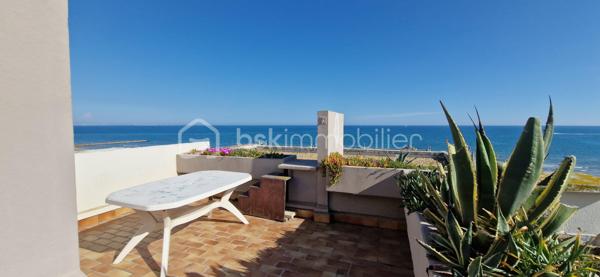 EXCLUSIVITE - EMPLACEMENT EXCEPTIONNEL A CARNON PLAGE PREMIERE LIGNE - Contactez moi rapidement pour visiter ce véritable havre de paix situé EN FRONT DE MER agrémenté d'un TOIT TERRASSE avec VUE PANORAMIQUE sur la mer.
FF3 d'environ 47m2 ( surface au sol 70m2)  entièrement REFAIT A NEUF et VENDU CLE EN MAIN, meublé, il est composé d'une cuisine ouverte aménagée et équipée, une salle à manger, un double salon, une chambre, une salle de douche, des WC indépendants et l'atout en plus pour un confort optimal : un GARAGE FERME en sous-sol.
Le DOUBLE SALON permet de profiter d'un espace confortable pour l'utilisation d'une DEUXIEME CHAMBRE.
L'appartement est au second et DERNIER ETAGE d'une petite copropriété familiale bien entretenue et sécurisée avec accès direct sur la PLAGE DE CARNON EST. Lumineux et calme il ne vous reste qu'à poser vos valises et profiter de la plage et de la vue incroyable du TOIT TERRASSE d'environ 23m2 accessible par un escalier intérieur avec vue panoramique sur le littoral ainsi que l'arrière pays.
Un bien rare et exceptionnel sur une des plus belles plages de Carnon.
Concernant le DPE: La pose d'une climatisation réversible améliorera nettement le DPE (C) ainsi que l'installation d'un chauffe-eau thermodynamique dernière génération (B).