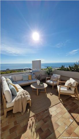 EXCLUSIVITE - EMPLACEMENT EXCEPTIONNEL A CARNON PLAGE PREMIERE LIGNE - Contactez moi rapidement pour visiter ce véritable havre de paix situé EN FRONT DE MER agrémenté d'un TOIT TERRASSE avec VUE PANORAMIQUE sur la mer.
FF3 d'environ 47m2 ( surface au sol 70m2)  entièrement REFAIT A NEUF et VENDU CLE EN MAIN, meublé, il est composé d'une cuisine ouverte aménagée et équipée, une salle à manger, un double salon, une chambre, une salle de douche, des WC indépendants et l'atout en plus pour un confort optimal : un GARAGE FERME en sous-sol.
Le DOUBLE SALON permet de profiter d'un espace confortable pour l'utilisation d'une DEUXIEME CHAMBRE.
L'appartement est au second et DERNIER ETAGE d'une petite copropriété familiale bien entretenue et sécurisée avec accès direct sur la PLAGE DE CARNON EST. Lumineux et calme il ne vous reste qu'à poser vos valises et profiter de la plage et de la vue incroyable du TOIT TERRASSE d'environ 23m2 accessible par un escalier intérieur avec vue panoramique sur le littoral ainsi que l'arrière pays.
Un bien rare et exceptionnel sur une des plus belles plages de Carnon.
Concernant le DPE: La pose d'une climatisation réversible améliorera nettement le DPE (C) ainsi que l'installation d'un chauffe-eau thermodynamique dernière génération (B).
