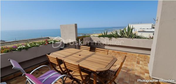 EXCLUSIVITE - EMPLACEMENT EXCEPTIONNEL A CARNON PLAGE PREMIERE LIGNE - Contactez moi rapidement pour visiter ce véritable havre de paix situé EN FRONT DE MER agrémenté d'un TOIT TERRASSE avec VUE PANORAMIQUE sur la mer.
FF3 d'environ 47m2 ( surface au sol 70m2)  entièrement REFAIT A NEUF et VENDU CLE EN MAIN, meublé, il est composé d'une cuisine ouverte aménagée et équipée, une salle à manger, un double salon, une chambre, une salle de douche, des WC indépendants et l'atout en plus pour un confort optimal : un GARAGE FERME en sous-sol.
Le DOUBLE SALON permet de profiter d'un espace confortable pour l'utilisation d'une DEUXIEME CHAMBRE.
L'appartement est au second et DERNIER ETAGE d'une petite copropriété familiale bien entretenue et sécurisée avec accès direct sur la PLAGE DE CARNON EST. Lumineux et calme il ne vous reste qu'à poser vos valises et profiter de la plage et de la vue incroyable du TOIT TERRASSE d'environ 23m2 accessible par un escalier intérieur avec vue panoramique sur le littoral ainsi que l'arrière pays.
Un bien rare et exceptionnel sur une des plus belles plages de Carnon.
Concernant le DPE: La pose d'une climatisation réversible améliorera nettement le DPE (C) ainsi que l'installation d'un chauffe-eau thermodynamique dernière génération (B).