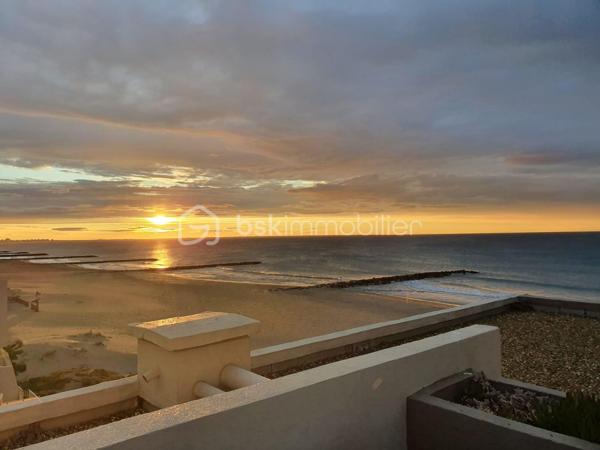 EXCLUSIVITE - EMPLACEMENT EXCEPTIONNEL A CARNON PLAGE PREMIERE LIGNE - Contactez moi rapidement pour visiter ce véritable havre de paix situé EN FRONT DE MER agrémenté d'un TOIT TERRASSE avec VUE PANORAMIQUE sur la mer.
FF3 d'environ 47m2 ( surface au sol 70m2)  entièrement REFAIT A NEUF et VENDU CLE EN MAIN, meublé, il est composé d'une cuisine ouverte aménagée et équipée, une salle à manger, un double salon, une chambre, une salle de douche, des WC indépendants et l'atout en plus pour un confort optimal : un GARAGE FERME en sous-sol.
Le DOUBLE SALON permet de profiter d'un espace confortable pour l'utilisation d'une DEUXIEME CHAMBRE.
L'appartement est au second et DERNIER ETAGE d'une petite copropriété familiale bien entretenue et sécurisée avec accès direct sur la PLAGE DE CARNON EST. Lumineux et calme il ne vous reste qu'à poser vos valises et profiter de la plage et de la vue incroyable du TOIT TERRASSE d'environ 23m2 accessible par un escalier intérieur avec vue panoramique sur le littoral ainsi que l'arrière pays.
Un bien rare et exceptionnel sur une des plus belles plages de Carnon.
Concernant le DPE: La pose d'une climatisation réversible améliorera nettement le DPE (C) ainsi que l'installation d'un chauffe-eau thermodynamique dernière génération (B).