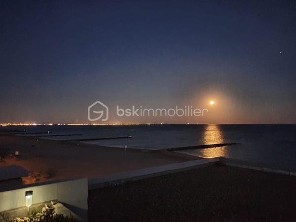 EXCLUSIVITE - EMPLACEMENT EXCEPTIONNEL A CARNON PLAGE PREMIERE LIGNE - Contactez moi rapidement pour visiter ce véritable havre de paix situé EN FRONT DE MER agrémenté d'un TOIT TERRASSE avec VUE PANORAMIQUE sur la mer.
FF3 d'environ 47m2 ( surface au sol 70m2)  entièrement REFAIT A NEUF et VENDU CLE EN MAIN, meublé, il est composé d'une cuisine ouverte aménagée et équipée, une salle à manger, un double salon, une chambre, une salle de douche, des WC indépendants et l'atout en plus pour un confort optimal : un GARAGE FERME en sous-sol.
Le DOUBLE SALON permet de profiter d'un espace confortable pour l'utilisation d'une DEUXIEME CHAMBRE.
L'appartement est au second et DERNIER ETAGE d'une petite copropriété familiale bien entretenue et sécurisée avec accès direct sur la PLAGE DE CARNON EST. Lumineux et calme il ne vous reste qu'à poser vos valises et profiter de la plage et de la vue incroyable du TOIT TERRASSE d'environ 23m2 accessible par un escalier intérieur avec vue panoramique sur le littoral ainsi que l'arrière pays.
Un bien rare et exceptionnel sur une des plus belles plages de Carnon.
Concernant le DPE: La pose d'une climatisation réversible améliorera nettement le DPE (C) ainsi que l'installation d'un chauffe-eau thermodynamique dernière génération (B).
