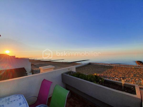 EXCLUSIVITE - EMPLACEMENT EXCEPTIONNEL A CARNON PLAGE PREMIERE LIGNE - Contactez moi rapidement pour visiter ce véritable havre de paix situé EN FRONT DE MER agrémenté d'un TOIT TERRASSE avec VUE PANORAMIQUE sur la mer.
FF3 d'environ 47m2 ( surface au sol 70m2)  entièrement REFAIT A NEUF et VENDU CLE EN MAIN, meublé, il est composé d'une cuisine ouverte aménagée et équipée, une salle à manger, un double salon, une chambre, une salle de douche, des WC indépendants et l'atout en plus pour un confort optimal : un GARAGE FERME en sous-sol.
Le DOUBLE SALON permet de profiter d'un espace confortable pour l'utilisation d'une DEUXIEME CHAMBRE.
L'appartement est au second et DERNIER ETAGE d'une petite copropriété familiale bien entretenue et sécurisée avec accès direct sur la PLAGE DE CARNON EST. Lumineux et calme il ne vous reste qu'à poser vos valises et profiter de la plage et de la vue incroyable du TOIT TERRASSE d'environ 23m2 accessible par un escalier intérieur avec vue panoramique sur le littoral ainsi que l'arrière pays.
Un bien rare et exceptionnel sur une des plus belles plages de Carnon.
Concernant le DPE: La pose d'une climatisation réversible améliorera nettement le DPE (C) ainsi que l'installation d'un chauffe-eau thermodynamique dernière génération (B).
