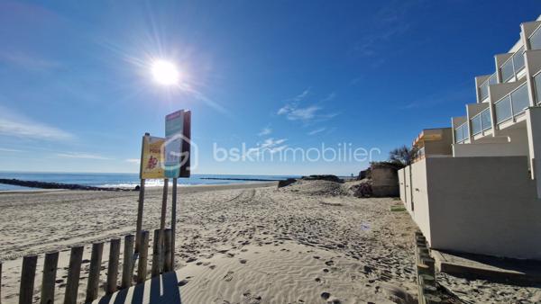 EXCLUSIVITE - EMPLACEMENT EXCEPTIONNEL A CARNON PLAGE PREMIERE LIGNE - Contactez moi rapidement pour visiter ce véritable havre de paix situé EN FRONT DE MER agrémenté d'un TOIT TERRASSE avec VUE PANORAMIQUE sur la mer.
FF3 d'environ 47m2 ( surface au sol 70m2)  entièrement REFAIT A NEUF et VENDU CLE EN MAIN, meublé, il est composé d'une cuisine ouverte aménagée et équipée, une salle à manger, un double salon, une chambre, une salle de douche, des WC indépendants et l'atout en plus pour un confort optimal : un GARAGE FERME en sous-sol.
Le DOUBLE SALON permet de profiter d'un espace confortable pour l'utilisation d'une DEUXIEME CHAMBRE.
L'appartement est au second et DERNIER ETAGE d'une petite copropriété familiale bien entretenue et sécurisée avec accès direct sur la PLAGE DE CARNON EST. Lumineux et calme il ne vous reste qu'à poser vos valises et profiter de la plage et de la vue incroyable du TOIT TERRASSE d'environ 23m2 accessible par un escalier intérieur avec vue panoramique sur le littoral ainsi que l'arrière pays.
Un bien rare et exceptionnel sur une des plus belles plages de Carnon.
Concernant le DPE: La pose d'une climatisation réversible améliorera nettement le DPE (C) ainsi que l'installation d'un chauffe-eau thermodynamique dernière génération (B).