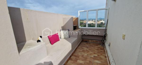 EXCLUSIVITE - EMPLACEMENT EXCEPTIONNEL A CARNON PLAGE PREMIERE LIGNE - Contactez moi rapidement pour visiter ce véritable havre de paix situé EN FRONT DE MER agrémenté d'un TOIT TERRASSE avec VUE PANORAMIQUE sur la mer.
FF3 d'environ 47m2 ( surface au sol 70m2)  entièrement REFAIT A NEUF et VENDU CLE EN MAIN, meublé, il est composé d'une cuisine ouverte aménagée et équipée, une salle à manger, un double salon, une chambre, une salle de douche, des WC indépendants et l'atout en plus pour un confort optimal : un GARAGE FERME en sous-sol.
Le DOUBLE SALON permet de profiter d'un espace confortable pour l'utilisation d'une DEUXIEME CHAMBRE.
L'appartement est au second et DERNIER ETAGE d'une petite copropriété familiale bien entretenue et sécurisée avec accès direct sur la PLAGE DE CARNON EST. Lumineux et calme il ne vous reste qu'à poser vos valises et profiter de la plage et de la vue incroyable du TOIT TERRASSE d'environ 23m2 accessible par un escalier intérieur avec vue panoramique sur le littoral ainsi que l'arrière pays.
Un bien rare et exceptionnel sur une des plus belles plages de Carnon.
Concernant le DPE: La pose d'une climatisation réversible améliorera nettement le DPE (C) ainsi que l'installation d'un chauffe-eau thermodynamique dernière génération (B).