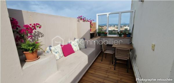 EXCLUSIVITE - EMPLACEMENT EXCEPTIONNEL A CARNON PLAGE PREMIERE LIGNE - Contactez moi rapidement pour visiter ce véritable havre de paix situé EN FRONT DE MER agrémenté d'un TOIT TERRASSE avec VUE PANORAMIQUE sur la mer.
FF3 d'environ 47m2 ( surface au sol 70m2)  entièrement REFAIT A NEUF et VENDU CLE EN MAIN, meublé, il est composé d'une cuisine ouverte aménagée et équipée, une salle à manger, un double salon, une chambre, une salle de douche, des WC indépendants et l'atout en plus pour un confort optimal : un GARAGE FERME en sous-sol.
Le DOUBLE SALON permet de profiter d'un espace confortable pour l'utilisation d'une DEUXIEME CHAMBRE.
L'appartement est au second et DERNIER ETAGE d'une petite copropriété familiale bien entretenue et sécurisée avec accès direct sur la PLAGE DE CARNON EST. Lumineux et calme il ne vous reste qu'à poser vos valises et profiter de la plage et de la vue incroyable du TOIT TERRASSE d'environ 23m2 accessible par un escalier intérieur avec vue panoramique sur le littoral ainsi que l'arrière pays.
Un bien rare et exceptionnel sur une des plus belles plages de Carnon.
Concernant le DPE: La pose d'une climatisation réversible améliorera nettement le DPE (C) ainsi que l'installation d'un chauffe-eau thermodynamique dernière génération (B).