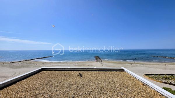 EXCLUSIVITE - EMPLACEMENT EXCEPTIONNEL A CARNON PLAGE PREMIERE LIGNE - Contactez moi rapidement pour visiter ce véritable havre de paix situé EN FRONT DE MER agrémenté d'un TOIT TERRASSE avec VUE PANORAMIQUE sur la mer.
FF3 d'environ 47m2 ( surface au sol 70m2)  entièrement REFAIT A NEUF et VENDU CLE EN MAIN, meublé, il est composé d'une cuisine ouverte aménagée et équipée, une salle à manger, un double salon, une chambre, une salle de douche, des WC indépendants et l'atout en plus pour un confort optimal : un GARAGE FERME en sous-sol.
Le DOUBLE SALON permet de profiter d'un espace confortable pour l'utilisation d'une DEUXIEME CHAMBRE.
L'appartement est au second et DERNIER ETAGE d'une petite copropriété familiale bien entretenue et sécurisée avec accès direct sur la PLAGE DE CARNON EST. Lumineux et calme il ne vous reste qu'à poser vos valises et profiter de la plage et de la vue incroyable du TOIT TERRASSE d'environ 23m2 accessible par un escalier intérieur avec vue panoramique sur le littoral ainsi que l'arrière pays.
Un bien rare et exceptionnel sur une des plus belles plages de Carnon.
Concernant le DPE: La pose d'une climatisation réversible améliorera nettement le DPE (C) ainsi que l'installation d'un chauffe-eau thermodynamique dernière génération (B).