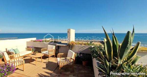 EXCLUSIVITE - EMPLACEMENT EXCEPTIONNEL A CARNON PLAGE PREMIERE LIGNE - Contactez moi rapidement pour visiter ce véritable havre de paix situé EN FRONT DE MER agrémenté d'un TOIT TERRASSE avec VUE PANORAMIQUE sur la mer.
FF3 d'environ 47m2 ( surface au sol 70m2)  entièrement REFAIT A NEUF et VENDU CLE EN MAIN, meublé, il est composé d'une cuisine ouverte aménagée et équipée, une salle à manger, un double salon, une chambre, une salle de douche, des WC indépendants et l'atout en plus pour un confort optimal : un GARAGE FERME en sous-sol.
Le DOUBLE SALON permet de profiter d'un espace confortable pour l'utilisation d'une DEUXIEME CHAMBRE.
L'appartement est au second et DERNIER ETAGE d'une petite copropriété familiale bien entretenue et sécurisée avec accès direct sur la PLAGE DE CARNON EST. Lumineux et calme il ne vous reste qu'à poser vos valises et profiter de la plage et de la vue incroyable du TOIT TERRASSE d'environ 23m2 accessible par un escalier intérieur avec vue panoramique sur le littoral ainsi que l'arrière pays.
Un bien rare et exceptionnel sur une des plus belles plages de Carnon.
Concernant le DPE: La pose d'une climatisation réversible améliorera nettement le DPE (C) ainsi que l'installation d'un chauffe-eau thermodynamique dernière génération (B).