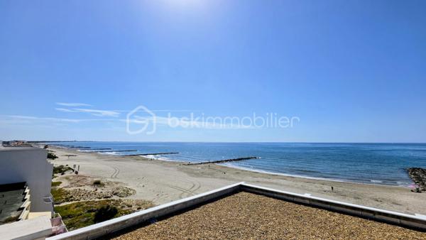 EXCLUSIVITE - EMPLACEMENT EXCEPTIONNEL A CARNON PLAGE PREMIERE LIGNE - Contactez moi rapidement pour visiter ce véritable havre de paix situé EN FRONT DE MER agrémenté d'un TOIT TERRASSE avec VUE PANORAMIQUE sur la mer.
FF3 d'environ 47m2 ( surface au sol 70m2)  entièrement REFAIT A NEUF et VENDU CLE EN MAIN, meublé, il est composé d'une cuisine ouverte aménagée et équipée, une salle à manger, un double salon, une chambre, une salle de douche, des WC indépendants et l'atout en plus pour un confort optimal : un GARAGE FERME en sous-sol.
Le DOUBLE SALON permet de profiter d'un espace confortable pour l'utilisation d'une DEUXIEME CHAMBRE.
L'appartement est au second et DERNIER ETAGE d'une petite copropriété familiale bien entretenue et sécurisée avec accès direct sur la PLAGE DE CARNON EST. Lumineux et calme il ne vous reste qu'à poser vos valises et profiter de la plage et de la vue incroyable du TOIT TERRASSE d'environ 23m2 accessible par un escalier intérieur avec vue panoramique sur le littoral ainsi que l'arrière pays.
Un bien rare et exceptionnel sur une des plus belles plages de Carnon.
Concernant le DPE: La pose d'une climatisation réversible améliorera nettement le DPE (C) ainsi que l'installation d'un chauffe-eau thermodynamique dernière génération (B).
