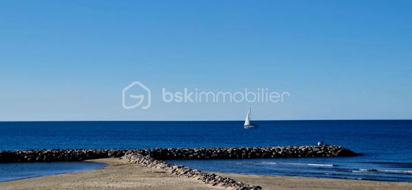 EXCLUSIVITE - EMPLACEMENT EXCEPTIONNEL A CARNON PLAGE PREMIERE LIGNE - Contactez moi rapidement pour visiter ce véritable havre de paix situé EN FRONT DE MER agrémenté d'un TOIT TERRASSE avec VUE PANORAMIQUE sur la mer.
FF3 d'environ 47m2 ( surface au sol 70m2)  entièrement REFAIT A NEUF et VENDU CLE EN MAIN, meublé, il est composé d'une cuisine ouverte aménagée et équipée, une salle à manger, un double salon, une chambre, une salle de douche, des WC indépendants et l'atout en plus pour un confort optimal : un GARAGE FERME en sous-sol.
Le DOUBLE SALON permet de profiter d'un espace confortable pour l'utilisation d'une DEUXIEME CHAMBRE.
L'appartement est au second et DERNIER ETAGE d'une petite copropriété familiale bien entretenue et sécurisée avec accès direct sur la PLAGE DE CARNON EST. Lumineux et calme il ne vous reste qu'à poser vos valises et profiter de la plage et de la vue incroyable du TOIT TERRASSE d'environ 23m2 accessible par un escalier intérieur avec vue panoramique sur le littoral ainsi que l'arrière pays.
Un bien rare et exceptionnel sur une des plus belles plages de Carnon.
Concernant le DPE: La pose d'une climatisation réversible améliorera nettement le DPE (C) ainsi que l'installation d'un chauffe-eau thermodynamique dernière génération (B).