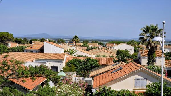 EXCLUSIVITE - EMPLACEMENT EXCEPTIONNEL A CARNON PLAGE PREMIERE LIGNE - Contactez moi rapidement pour visiter ce véritable havre de paix situé EN FRONT DE MER agrémenté d'un TOIT TERRASSE avec VUE PANORAMIQUE sur la mer.
FF3 d'environ 47m2 ( surface au sol 70m2)  entièrement REFAIT A NEUF et VENDU CLE EN MAIN, meublé, il est composé d'une cuisine ouverte aménagée et équipée, une salle à manger, un double salon, une chambre, une salle de douche, des WC indépendants et l'atout en plus pour un confort optimal : un GARAGE FERME en sous-sol.
Le DOUBLE SALON permet de profiter d'un espace confortable pour l'utilisation d'une DEUXIEME CHAMBRE.
L'appartement est au second et DERNIER ETAGE d'une petite copropriété familiale bien entretenue et sécurisée avec accès direct sur la PLAGE DE CARNON EST. Lumineux et calme il ne vous reste qu'à poser vos valises et profiter de la plage et de la vue incroyable du TOIT TERRASSE d'environ 23m2 accessible par un escalier intérieur avec vue panoramique sur le littoral ainsi que l'arrière pays.
Un bien rare et exceptionnel sur une des plus belles plages de Carnon.
Concernant le DPE: La pose d'une climatisation réversible améliorera nettement le DPE (C) ainsi que l'installation d'un chauffe-eau thermodynamique dernière génération (B).