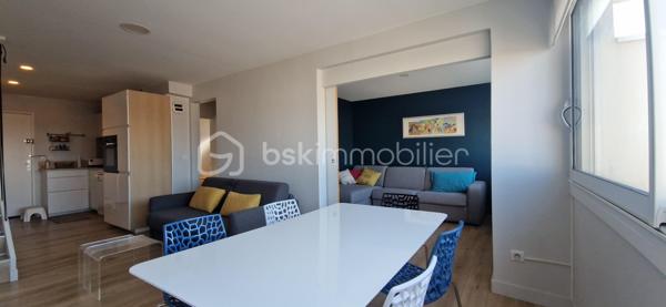 EXCLUSIVITE - EMPLACEMENT EXCEPTIONNEL A CARNON PLAGE PREMIERE LIGNE - Contactez moi rapidement pour visiter ce véritable havre de paix situé EN FRONT DE MER agrémenté d'un TOIT TERRASSE avec VUE PANORAMIQUE sur la mer.
FF3 d'environ 47m2 ( surface au sol 70m2)  entièrement REFAIT A NEUF et VENDU CLE EN MAIN, meublé, il est composé d'une cuisine ouverte aménagée et équipée, une salle à manger, un double salon, une chambre, une salle de douche, des WC indépendants et l'atout en plus pour un confort optimal : un GARAGE FERME en sous-sol.
Le DOUBLE SALON permet de profiter d'un espace confortable pour l'utilisation d'une DEUXIEME CHAMBRE.
L'appartement est au second et DERNIER ETAGE d'une petite copropriété familiale bien entretenue et sécurisée avec accès direct sur la PLAGE DE CARNON EST. Lumineux et calme il ne vous reste qu'à poser vos valises et profiter de la plage et de la vue incroyable du TOIT TERRASSE d'environ 23m2 accessible par un escalier intérieur avec vue panoramique sur le littoral ainsi que l'arrière pays.
Un bien rare et exceptionnel sur une des plus belles plages de Carnon.
Concernant le DPE: La pose d'une climatisation réversible améliorera nettement le DPE (C) ainsi que l'installation d'un chauffe-eau thermodynamique dernière génération (B).