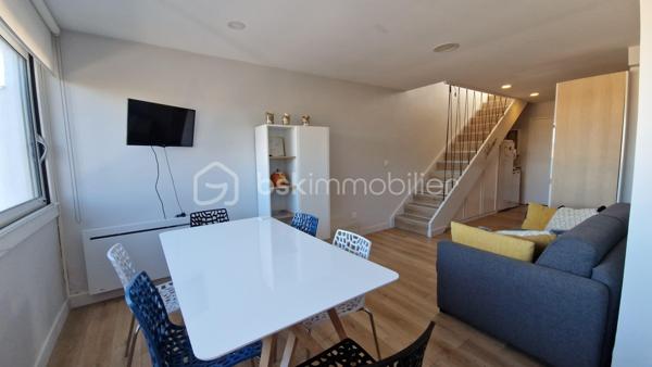 EXCLUSIVITE - EMPLACEMENT EXCEPTIONNEL A CARNON PLAGE PREMIERE LIGNE - Contactez moi rapidement pour visiter ce véritable havre de paix situé EN FRONT DE MER agrémenté d'un TOIT TERRASSE avec VUE PANORAMIQUE sur la mer.
FF3 d'environ 47m2 ( surface au sol 70m2)  entièrement REFAIT A NEUF et VENDU CLE EN MAIN, meublé, il est composé d'une cuisine ouverte aménagée et équipée, une salle à manger, un double salon, une chambre, une salle de douche, des WC indépendants et l'atout en plus pour un confort optimal : un GARAGE FERME en sous-sol.
Le DOUBLE SALON permet de profiter d'un espace confortable pour l'utilisation d'une DEUXIEME CHAMBRE.
L'appartement est au second et DERNIER ETAGE d'une petite copropriété familiale bien entretenue et sécurisée avec accès direct sur la PLAGE DE CARNON EST. Lumineux et calme il ne vous reste qu'à poser vos valises et profiter de la plage et de la vue incroyable du TOIT TERRASSE d'environ 23m2 accessible par un escalier intérieur avec vue panoramique sur le littoral ainsi que l'arrière pays.
Un bien rare et exceptionnel sur une des plus belles plages de Carnon.
Concernant le DPE: La pose d'une climatisation réversible améliorera nettement le DPE (C) ainsi que l'installation d'un chauffe-eau thermodynamique dernière génération (B).