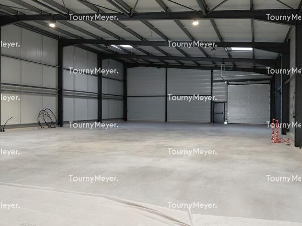 A LOUER BÂTIMENT D'ACTIVITES DE 627 M²-TERRAIN PRIVATIF