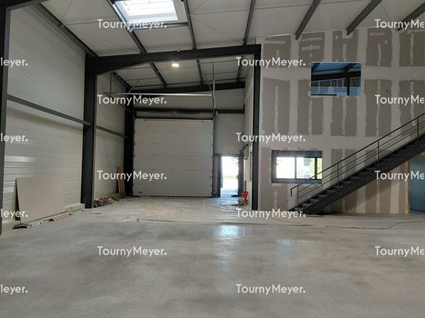 A LOUER BÂTIMENT D'ACTIVITES DE 627 M²-TERRAIN PRIVATIF