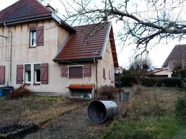 Maison mitoyenne un côté , 75 m² avec jardin (418 m²) et dépendance