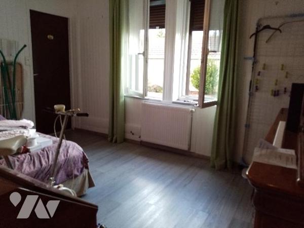 Maison mitoyenne un côté , 75 m² avec jardin (418 m²) et dépendance