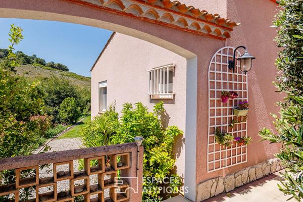Villa avec piscine, vue panoramique et jardin paysagé à Narbonne