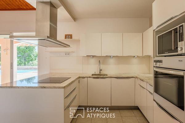 Villa avec piscine, vue panoramique et jardin paysagé à Narbonne