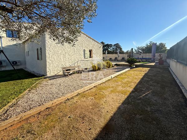 LES PENNES MIRABEAU - Maison T6 R+1 sur une parcelle de 1048m2 avec piscine et garage