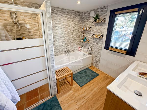 LES PENNES MIRABEAU - Maison T6 R+1 sur une parcelle de 1048m2 avec piscine et garage