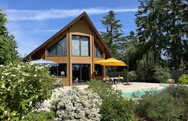 Maison d'exeption en ossature bois d'une surface d'environ 200m², au calme absolu, avec une piscine chauffée et préstations haut de gamme, dans un village prisé à 6km de Vernon